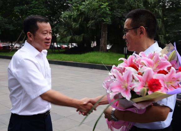 縣委副書記、縣長(zhǎng)周先毅與雙中教師代表全國(guó)優(yōu)秀教師崔正淳親切交談