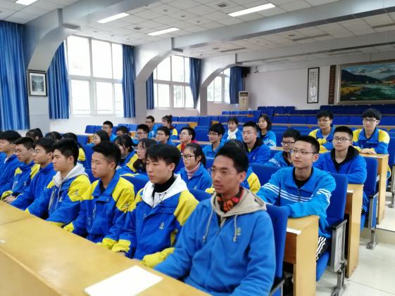 國旗班隊員認真與會