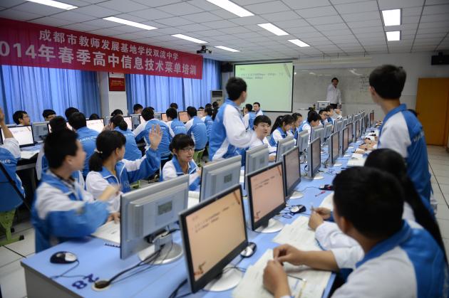 雙流中學(xué)阮思聰老師上課時學(xué)生踴躍搶答