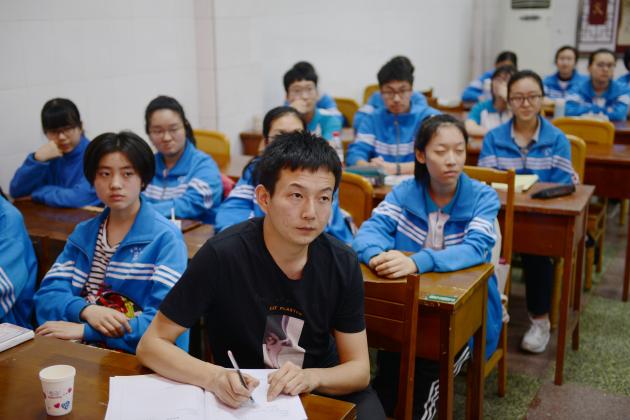 鄭鵬老師和同學(xué)們一同聽課