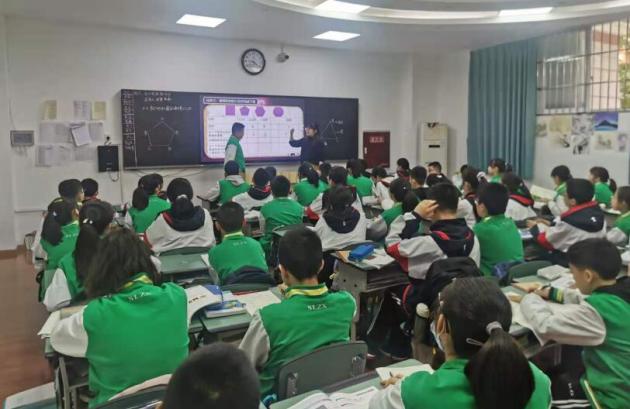 王芝鳳老師進行《多邊形的初步認識》教學