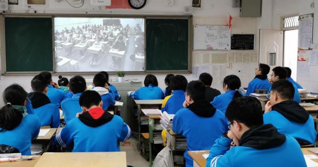 插圖1—雙流中學(xué)的學(xué)生在選修樂至中學(xué)陳榮老師的課