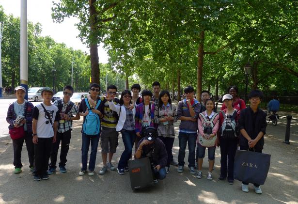 馮老師與學生在英國