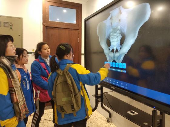 同學(xué)們體驗科技設(shè)備