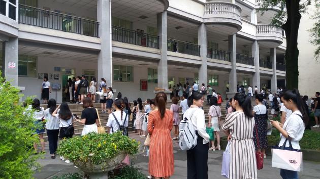 應(yīng)聘教師逐一提交相關(guān)材料