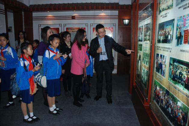 參觀校史陳列室