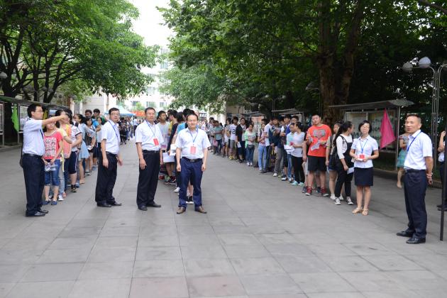 考生入場 秩序井然