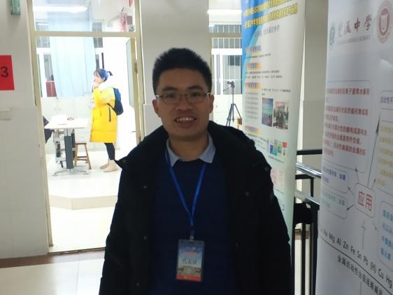 徐聰老師進(jìn)行海報交流