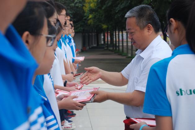 熊校長給校園之星頒獎