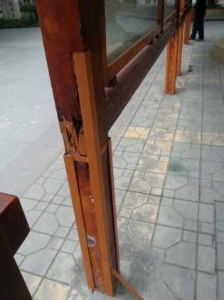 樂雅樓樓底報(bào)停木框被蟲蛀壞