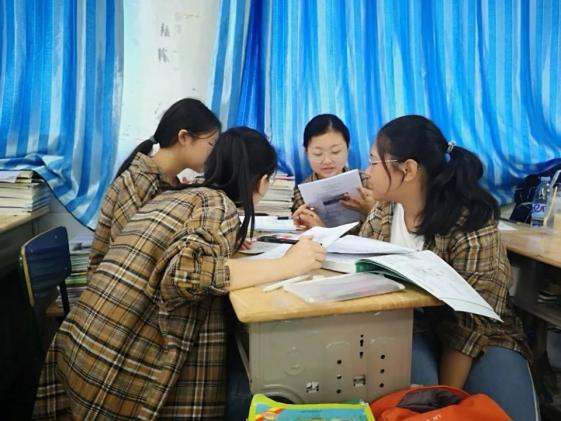 積極討論的學(xué)生