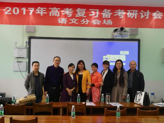 語文組部分老師與姚老師合影