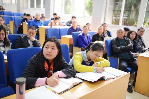 參會教師認(rèn)真聆聽