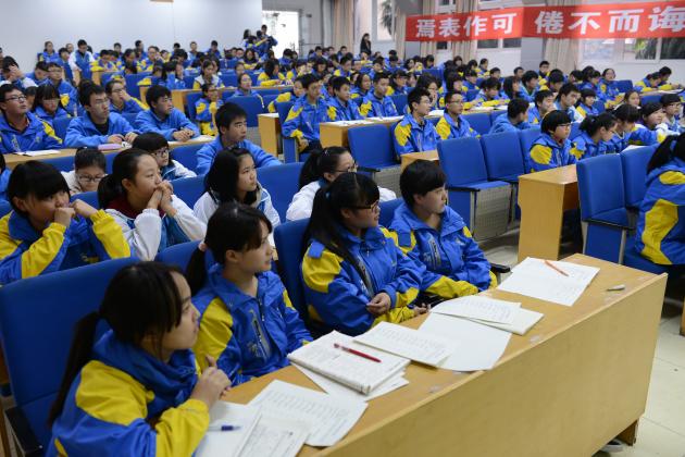 同學(xué)們認(rèn)真聆聽講座