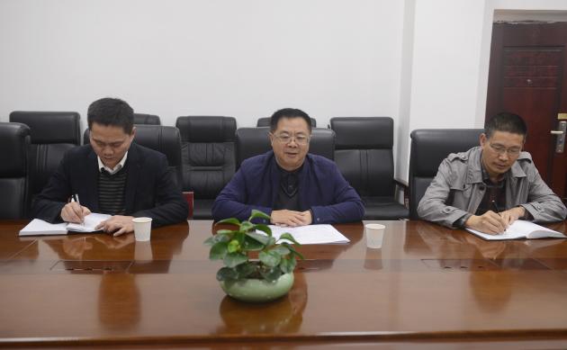 龍校長（中）匯報工作