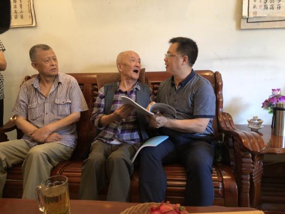 圖片6：陳老先生為龍校長(zhǎng)朗誦英文