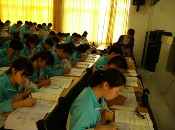 雙流中學(xué)雷治煉老師在授課