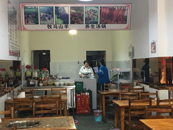 學(xué)生向周邊餐館發(fā)放《倡議書》