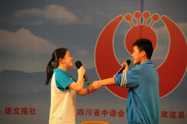 學(xué)生表演情景劇宣傳節(jié)約用水