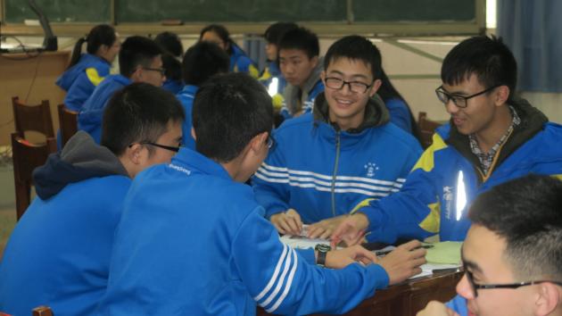 同學(xué)們在老師引導(dǎo)下積極參與討論