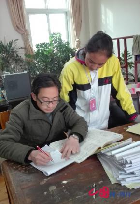 支教教師張可明在巴塘中學(xué)支教情景