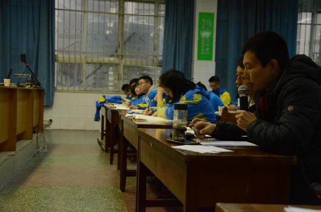 團(tuán)委老師鄭鵬提問