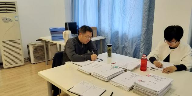 龍校長聽取工作匯報(bào)