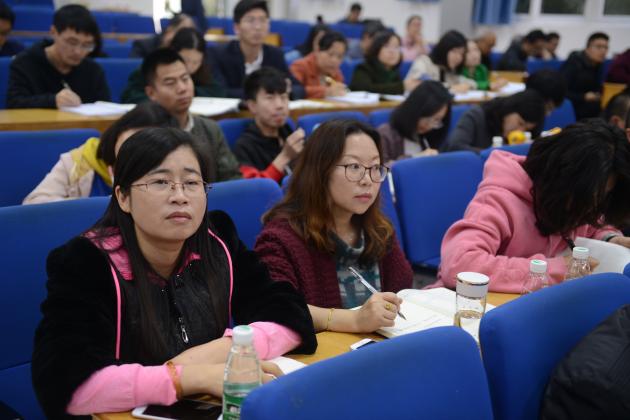 認真聆聽的教師