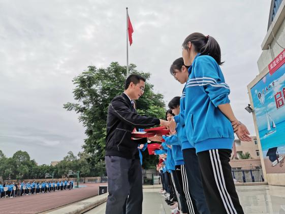 杜主任為獲獎代表頒獎