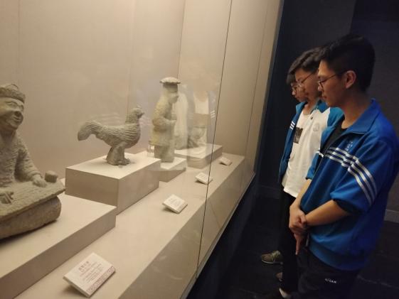 學(xué)員參觀漢代陶石藝術(shù)館