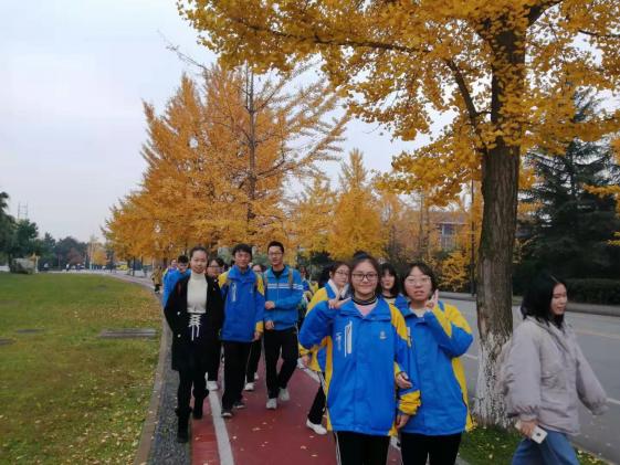 同學(xué)們參觀川大校園