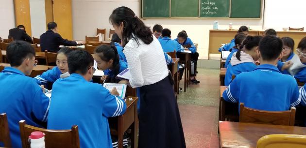 郝碧婭老師指導(dǎo)學(xué)生學(xué)習(xí)