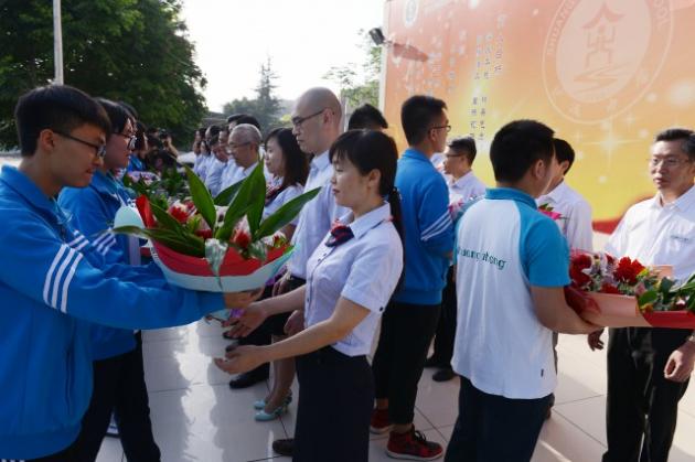 為教師代表及各科室職工代表獻花