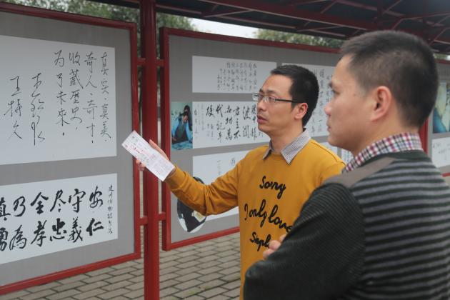 黨員在認(rèn)真交流