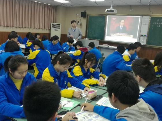 龐老師正在課堂上引導學生思考問題