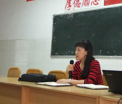 李玲老師做課例點(diǎn)評(píng)