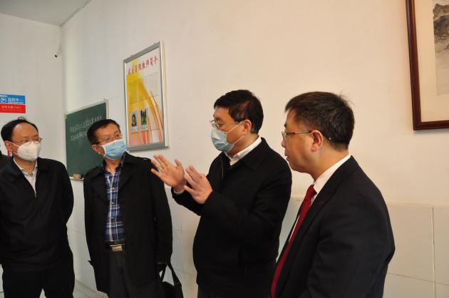 檢查學(xué)生宿舍