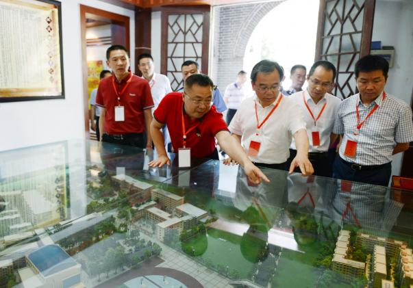 龍校長向韓書記匯報學(xué)校中長期發(fā)展規(guī)劃