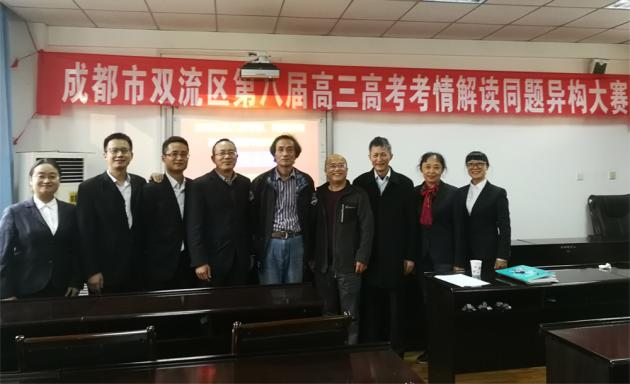 和三位專家評委合影