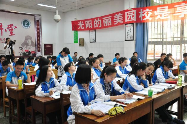 積極回答問題的學生