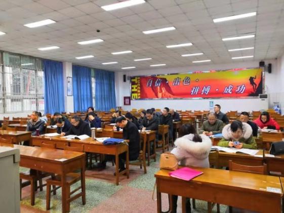 化學(xué)組老師認(rèn)真聽講座并討論