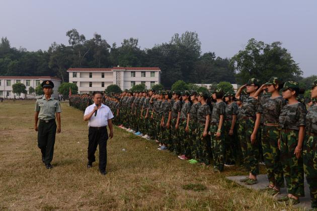 校長(zhǎng)熊偉檢閱隊(duì)伍