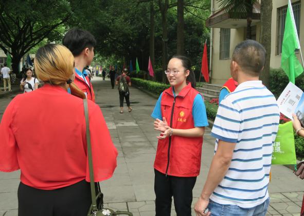 耐心講解的學(xué)生志愿者