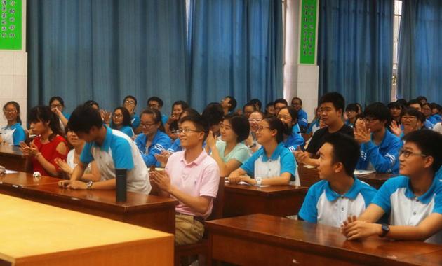 老師和同學(xué)們參與首映式