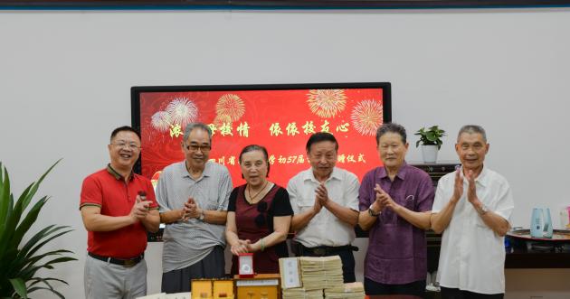 龍清明校長和校友合影