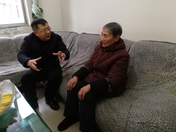 龍校長(zhǎng)與張小松母親深入交流