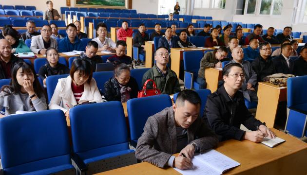 仔細聆聽，認真筆記