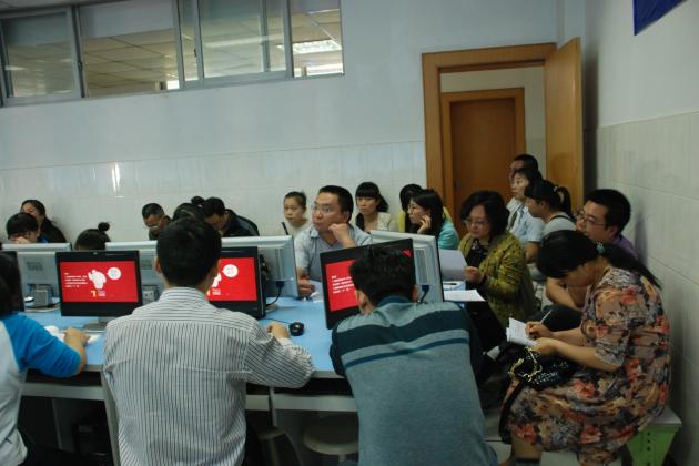 展示課上老師們認(rèn)真傾聽(tīng)并記錄