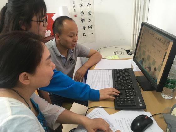 學(xué)生會(huì)同學(xué)在謝立民老師的指導(dǎo)下為各班評分