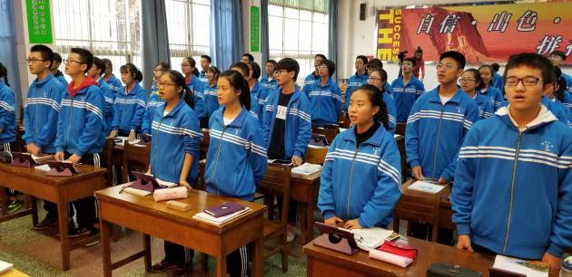 學(xué)生齊唱國(guó)歌